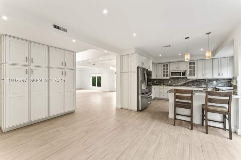 5 bedroom SingleFamilyResidence at 20205 W Oak Haven Cir, Oak Haven Sub Sec 3, Miami — photo 4