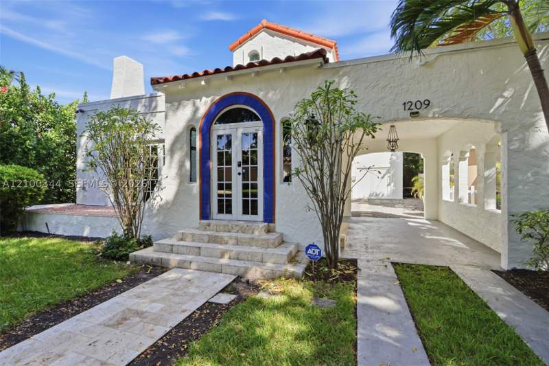 3 bedroom SingleFamilyResidence at 1209 La Mancha Ave, Coral Gables Granada Sec, Coral Gables — photo 2