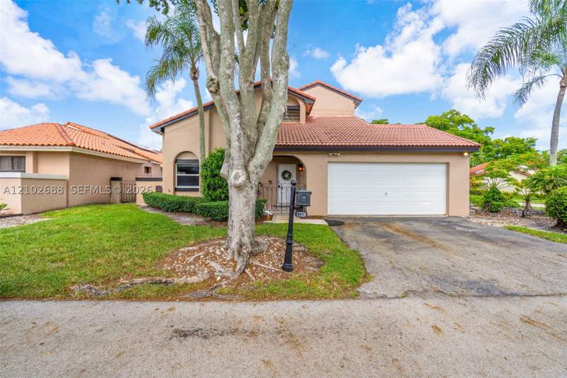 4 bedroom SingleFamilyResidence at 17338 NW 61st Pl, The Moors Sec 1, Hialeah — photo 3