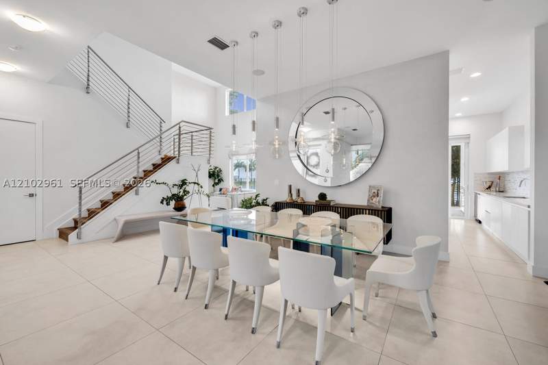 5 bedroom SingleFamilyResidence at 10250 NW 75th Ter, Doral Commons Residential, Doral — photo 3
