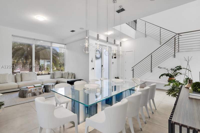 5 bedroom SingleFamilyResidence at 10250 NW 75th Ter, Doral Commons Residential, Doral — photo 4