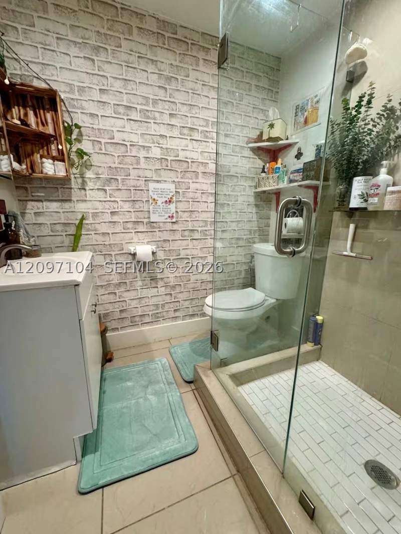 3 bedroom SingleFamilyResidence at 170 NW 18th Ct, Hillcrest, Miami — photo 4