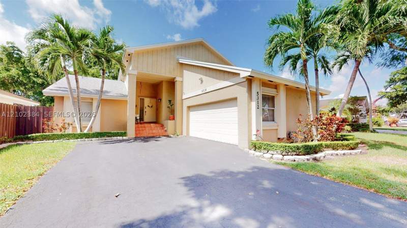 4 bedroom SingleFamilyResidence at 5312 SW 151st Pl, Lakes Of The Meadow Sec 1, Miami — photo 3