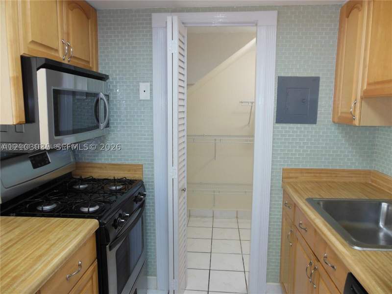 2 bedroom Condominium at 1350 W 53rd St 8, Westland Gardens Club Con, Hialeah — photo 3
