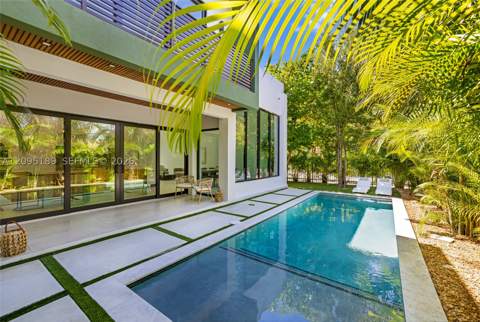 569 NW 44th St, Miami FL - photo 10 of 45