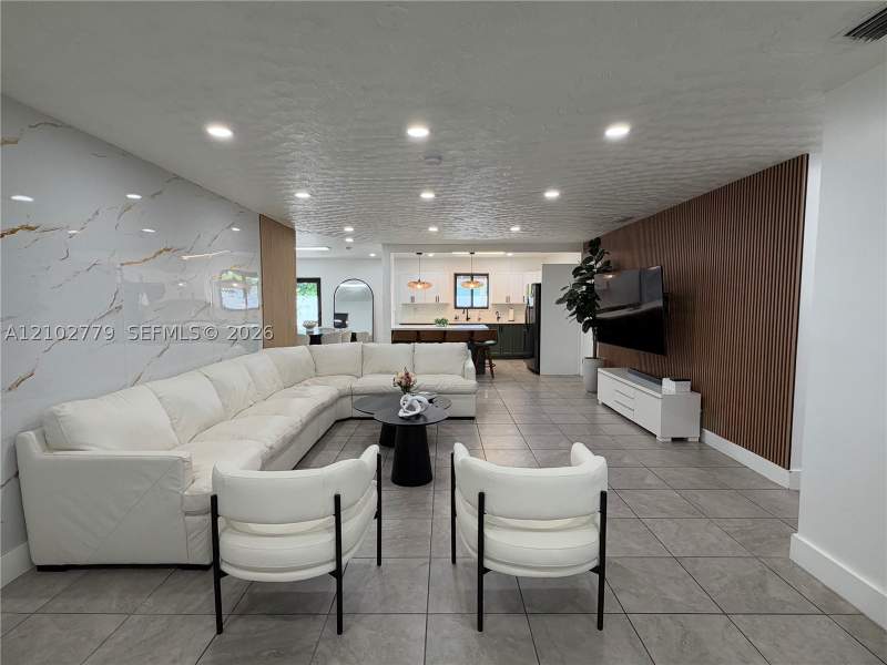 5 bedroom SingleFamilyResidence at 14643 SW 104th Ave, Richmond Hgts Ests 3rd Ad, Miami — photo 2