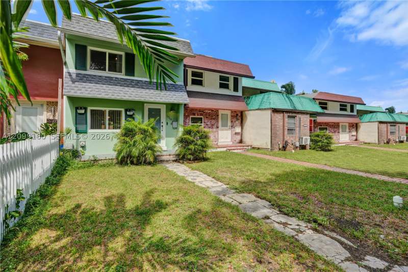 2 bedroom Townhouse at 1719 NE 142nd St, Executive Manors, North Miami — photo 2