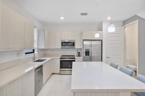 8110 NW 104th Ct, Doral FL - photo 7 of 41