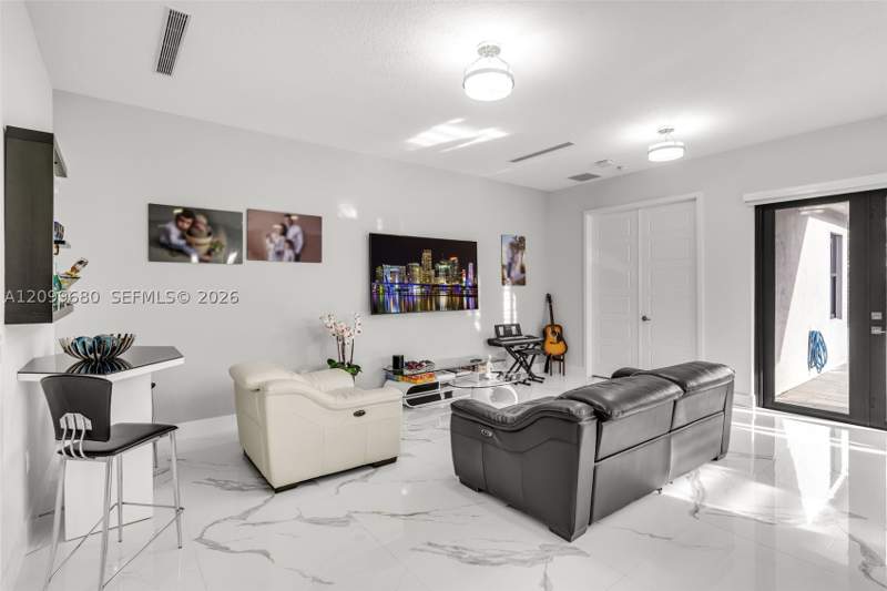 3 bedroom SingleFamilyResidence at 8924 NW 161st Ter, Dunnwoody Lake, Miami Lakes — photo 4