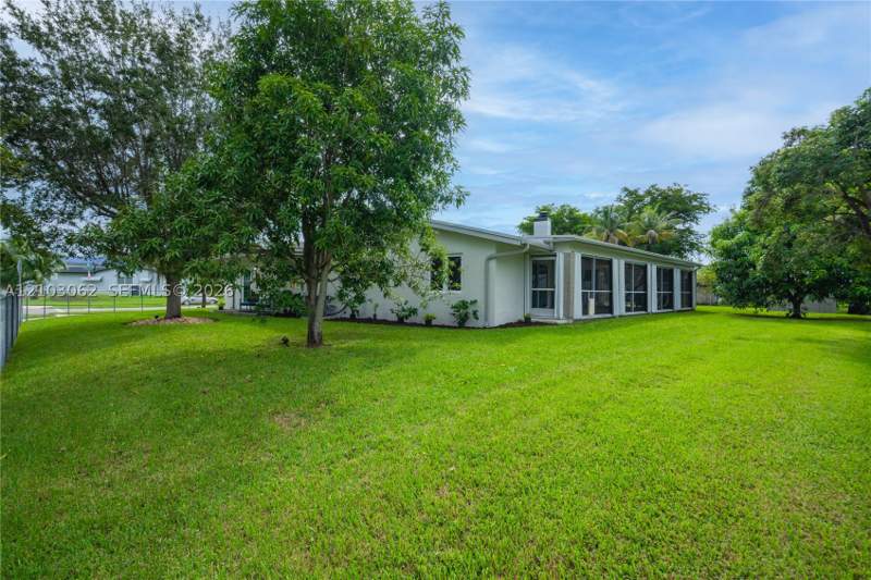 3 bedroom SingleFamilyResidence at 10198 SW 203rd Ter, Bel Aire Sec 6, Cutler Bay — photo 4