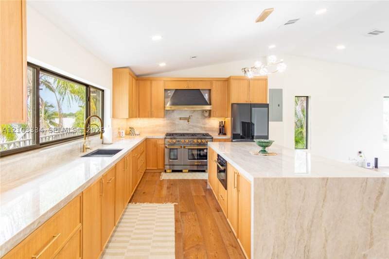 3 bedroom SingleFamilyResidence at 7914 SW 199th Ter, Saga Bay Sec 1 Pt 9, Cutler Bay — photo 2