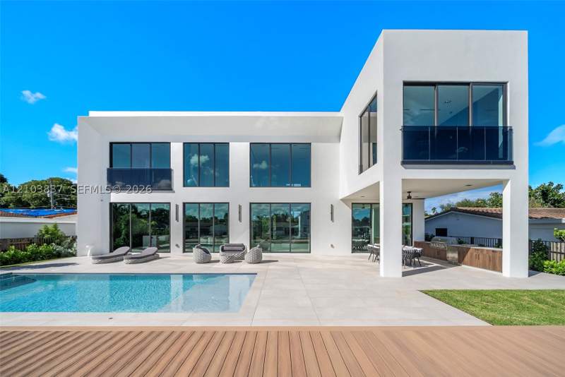 6 bedroom SingleFamilyResidence at 2380 NE 196th St, Enchanted Lake Sec 5, Miami — photo 4