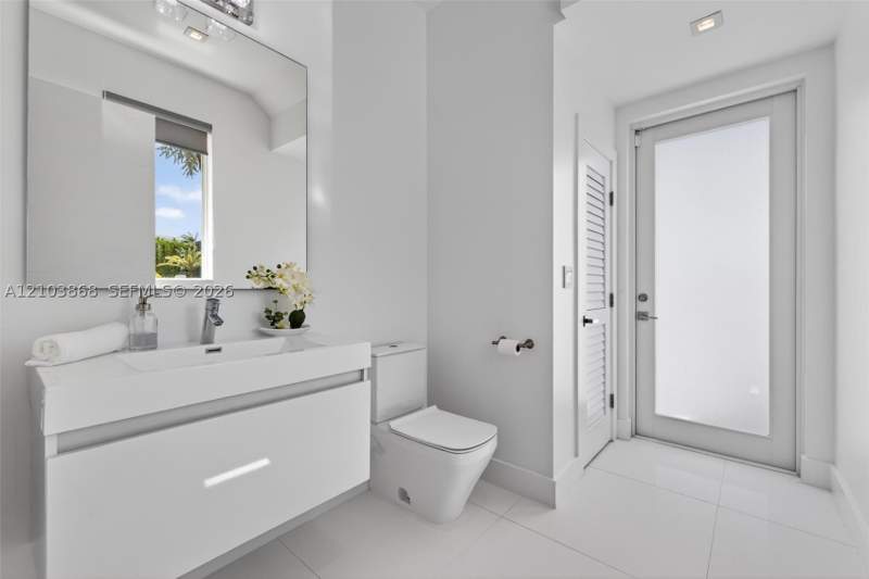 5 bedroom SingleFamilyResidence at 10431 NW 68th Ter, Grand Floridian Estates, Doral — photo 4