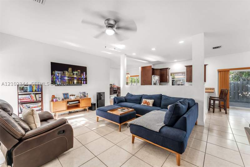 3 bedroom SingleFamilyResidence at 9064 SW 215th Ter, Lakes By The Bay Sec 8, Cutler Bay — photo 4