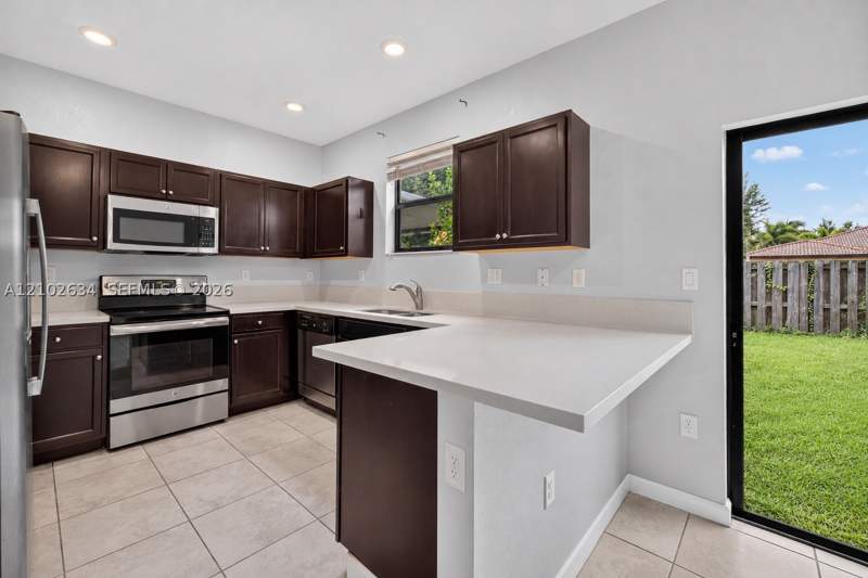 3 bedroom Townhouse at 144 SE 37th Ter, Baywinds Of Galapagos Fir, Homestead — photo 2
