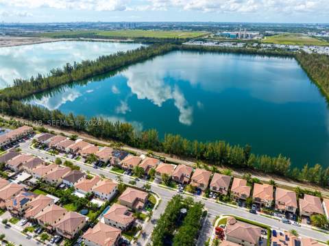 9890 NW 86th Ter, Doral FL - photo 12 of 71