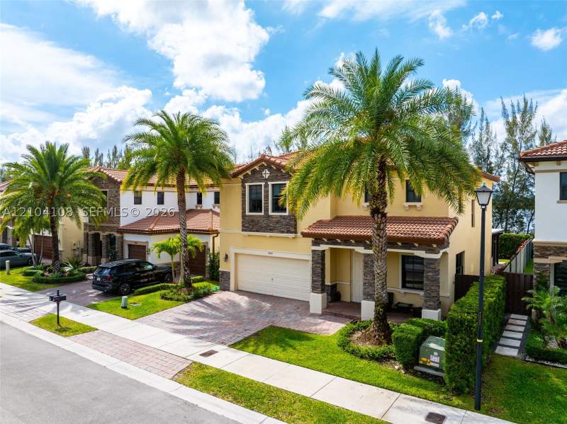 4 bedroom SingleFamilyResidence at 9890 NW 86th Ter, Doral Breeze, Doral — photo 2