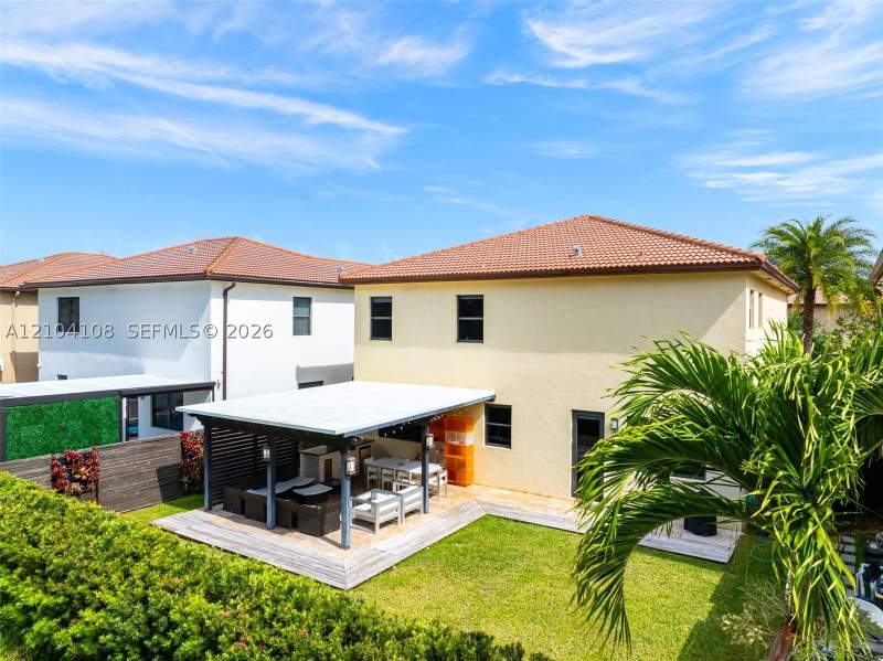 4 bedroom SingleFamilyResidence at 9890 NW 86th Ter, Doral Breeze, Doral — photo 5