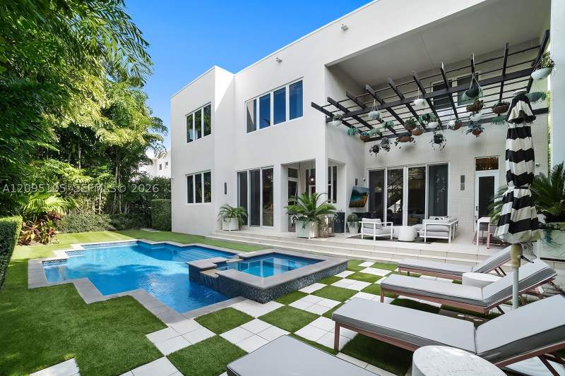6 bedroom SingleFamilyResidence at 737 W 49th St, Lake View Heights Sub, Miami Beach — photo 2
