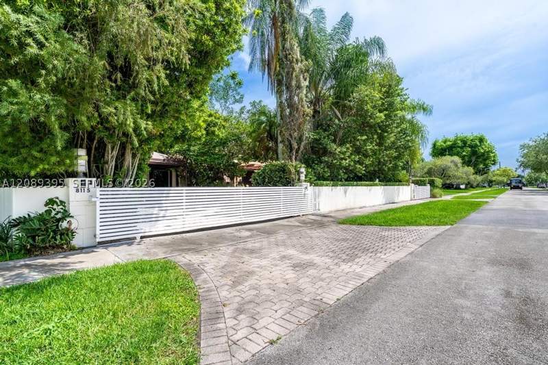 5 bedroom SingleFamilyResidence at 8115 SW 92nd Ct, Cypress Cove Ests Sec 3, Miami — photo 4