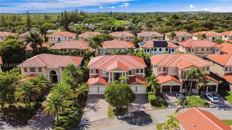 5 bedroom SingleFamilyResidence at 7846 SW 195th St, Cutler Cay, Cutler Bay — photo 2