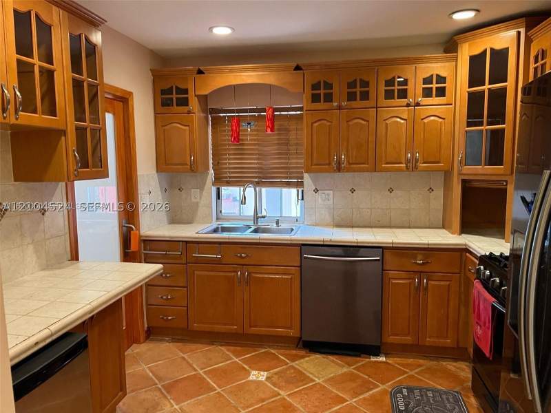 5 bedroom SingleFamilyResidence at 9990 Marlin Rd, Bel Aire Sec 4, Cutler Bay — photo 5