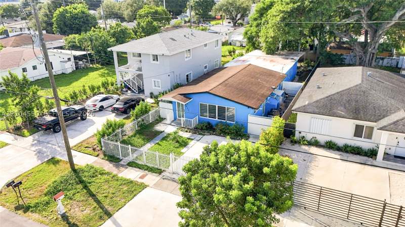 5 bedroom SingleFamilyResidence at 2932 NW 58th St, Hialeah Heights, Miami — photo 4