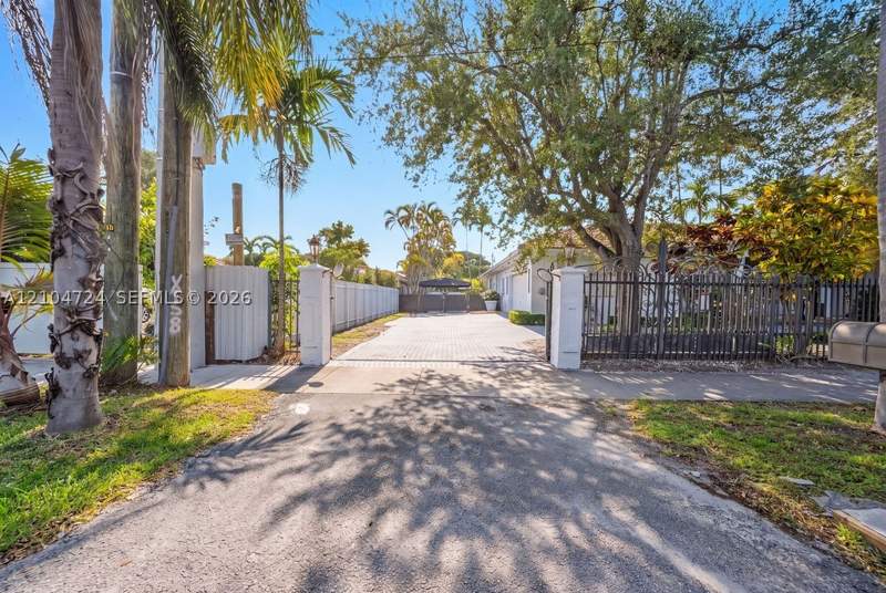 5 bedroom SingleFamilyResidence at 5750 SW 67th Ave, Beverly Hills, Miami — photo 3