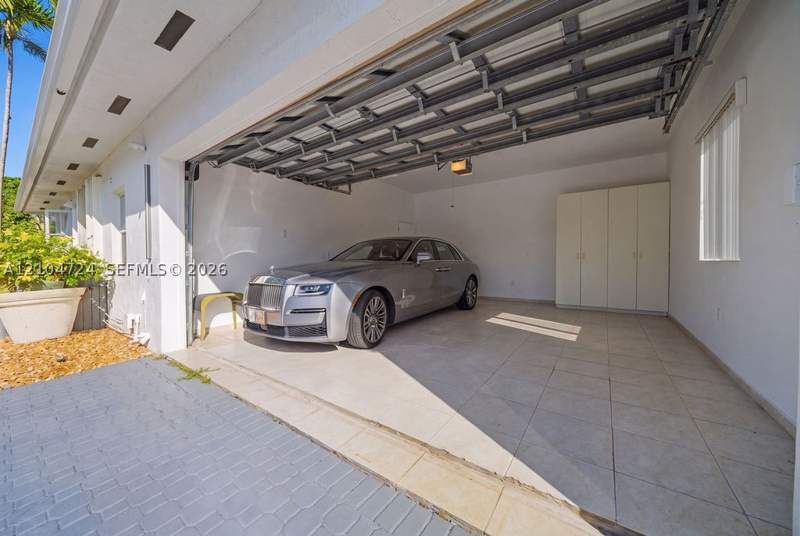 5 bedroom SingleFamilyResidence at 5750 SW 67th Ave, Beverly Hills, Miami — photo 4
