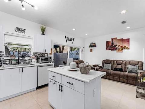 1687 SE 30th St, Homestead FL - photo 6 of 14
