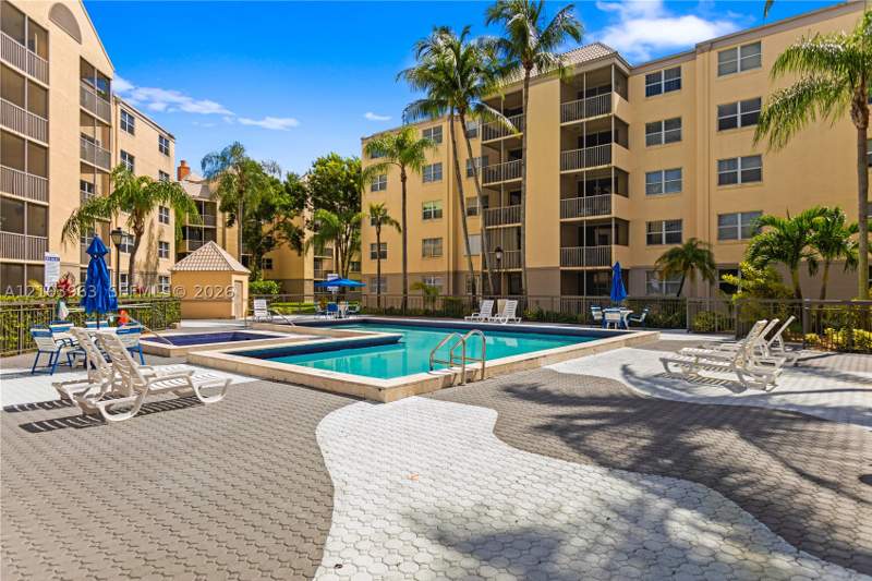 2 bedroom Condominium at 8215 Lake Dr 502, Las Vistas At Doral Condo, Doral — photo 4