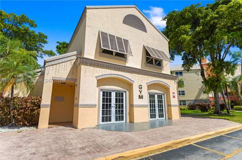 8215 Lake Dr 502, Doral FL - photo 6 of 13