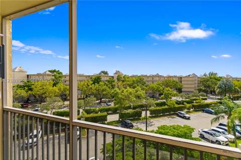 8215 Lake Dr 502, Doral FL - photo 8 of 13