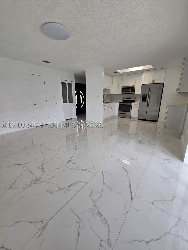 6 bedroom SingleFamilyResidence at 13470 SW 24th St, Comanche Sub, Miami — photo 5