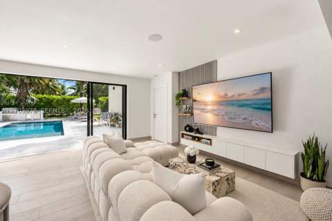 8033 Noremac Ave, Miami Beach FL - photo 11 of 39