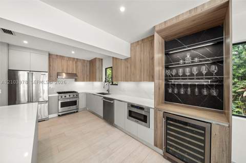 8033 Noremac Ave, Miami Beach FL - photo 7 of 39