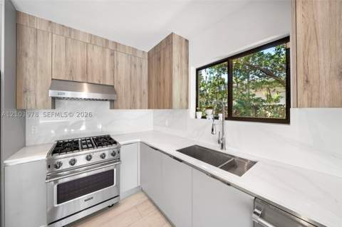 8033 Noremac Ave, Miami Beach FL - photo 8 of 39