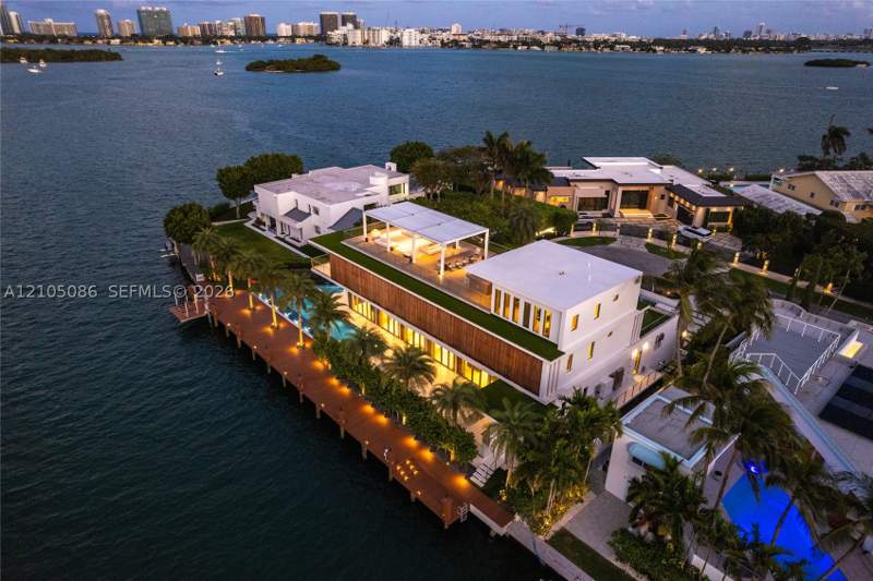 6 bedroom SingleFamilyResidence at 13390 Biscayne Bay Dr, Keystone Island No 5, North Miami — photo 2