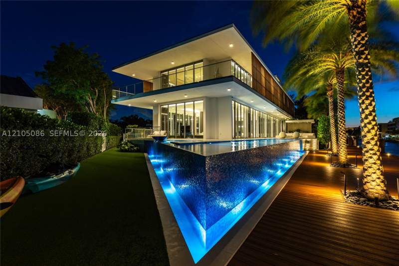 6 bedroom SingleFamilyResidence at 13390 Biscayne Bay Dr, Keystone Island No 5, North Miami — photo 5