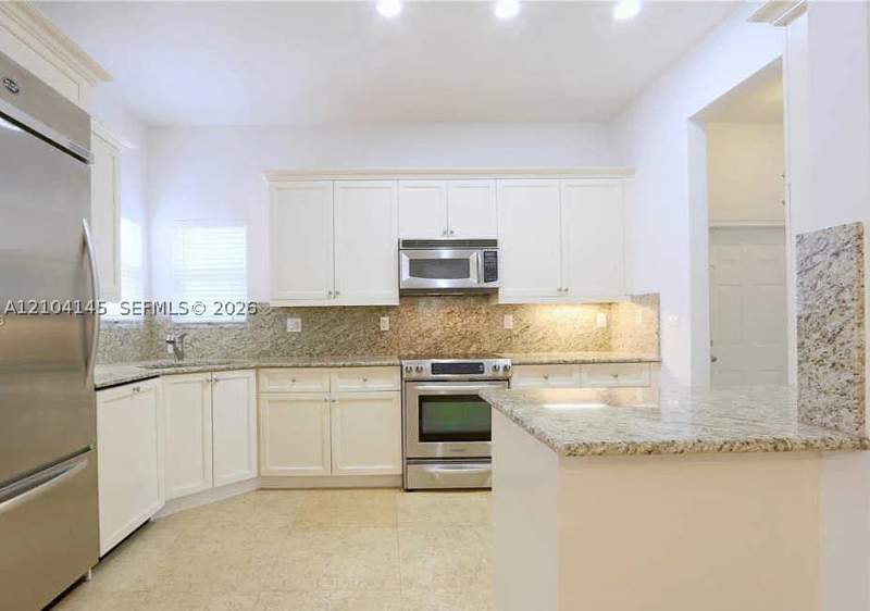 2 bedroom Condominium at 578 Loretto Ave 5, Bermuda Vlg At Coral Gabl, Coral Gables — photo 2