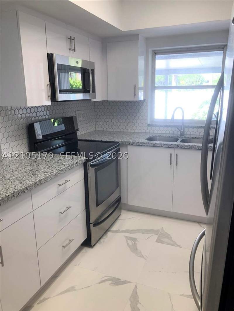 2 bedroom Townhouse at 7443 Twin Sabal Dr, Miami Lakes Golf Course V, Miami Lakes — photo 4