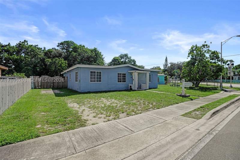 3 bedroom SingleFamilyResidence at 13645 NW 3rd Ave, Nichols Heights Addn, North Miami — photo 2