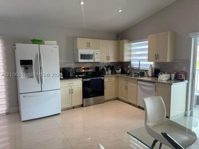 3 bedroom SingleFamilyResidence at 16284 SW 100th Ter, Forest Lakes Gardens Sec, Miami — photo 3