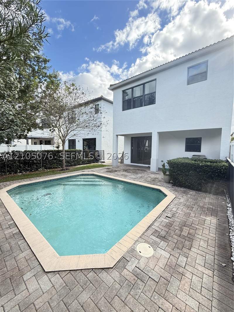 4 bedroom SingleFamilyResidence at 717 NE 191st St, Champion Lakes, Miami — photo 4