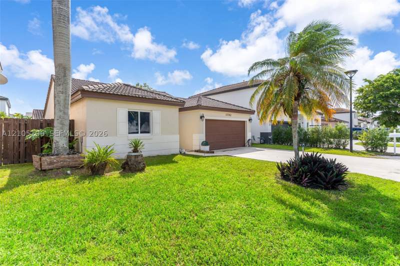 3 bedroom SingleFamilyResidence at 15762 SW 74th St, Weitzer Lago Mar Homes, Miami — photo 2