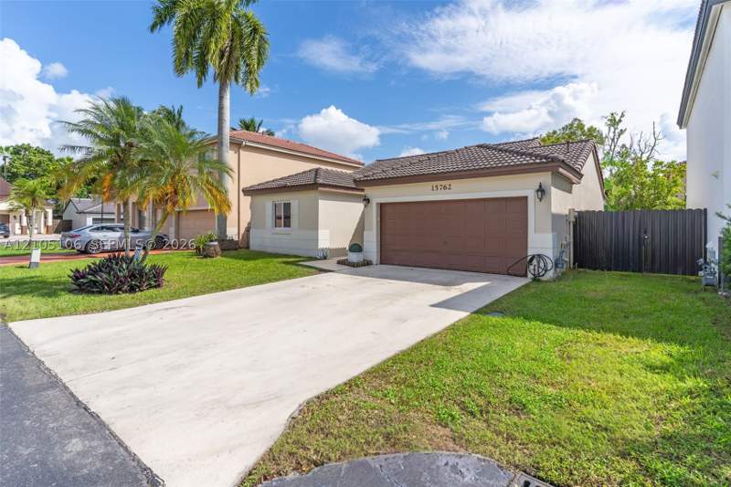 3 bedroom SingleFamilyResidence at 15762 SW 74th St, Weitzer Lago Mar Homes, Miami — photo 3