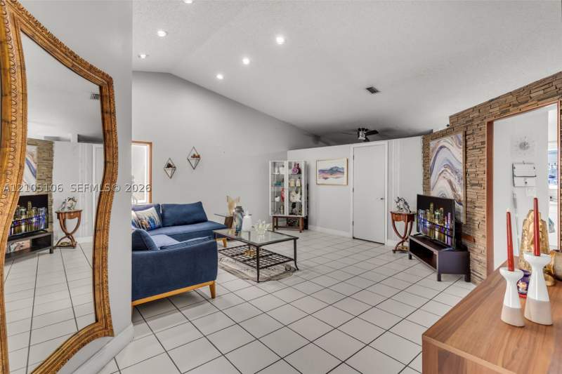 3 bedroom SingleFamilyResidence at 15762 SW 74th St, Weitzer Lago Mar Homes, Miami — photo 4