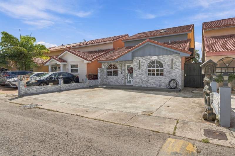 4 bedroom SingleFamilyResidence at 2756 W 54th St, Alameda By The Lake, Hialeah — photo 2