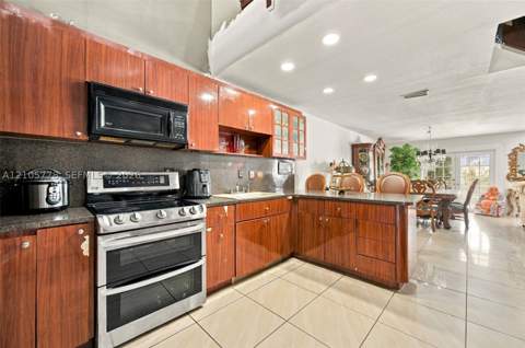 2756 W 54th St, Hialeah FL - photo 8 of 39