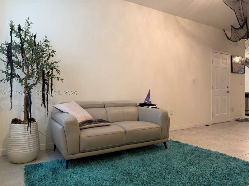 3 bedroom Townhouse at 3277 W 100th Ter, Aquabella Section One, Hialeah — photo 2